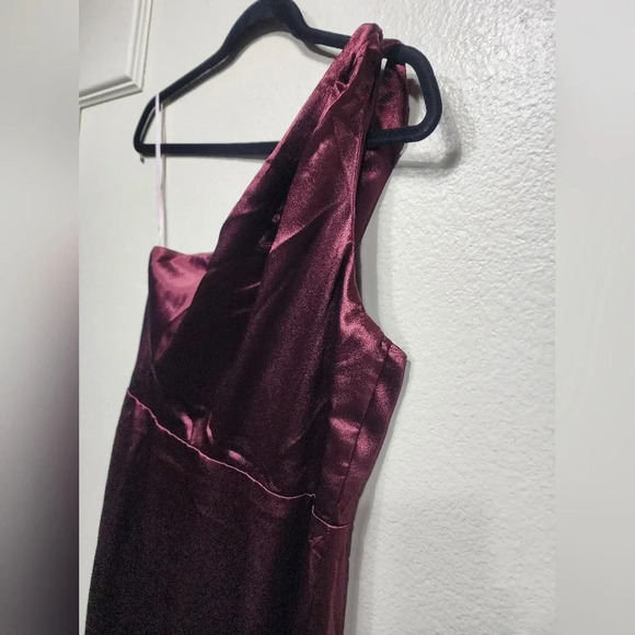 Lulu's On the Guest List Burgundy Satin One-Shoulder Maxi Dress M Wedding Party - Picture 9 of 13